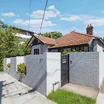 Crows Nest Lemontree Cozy 3 Bedroom House